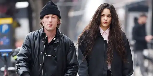 Jeremy Allen White Rosalía Paseo Elegante Nueva York