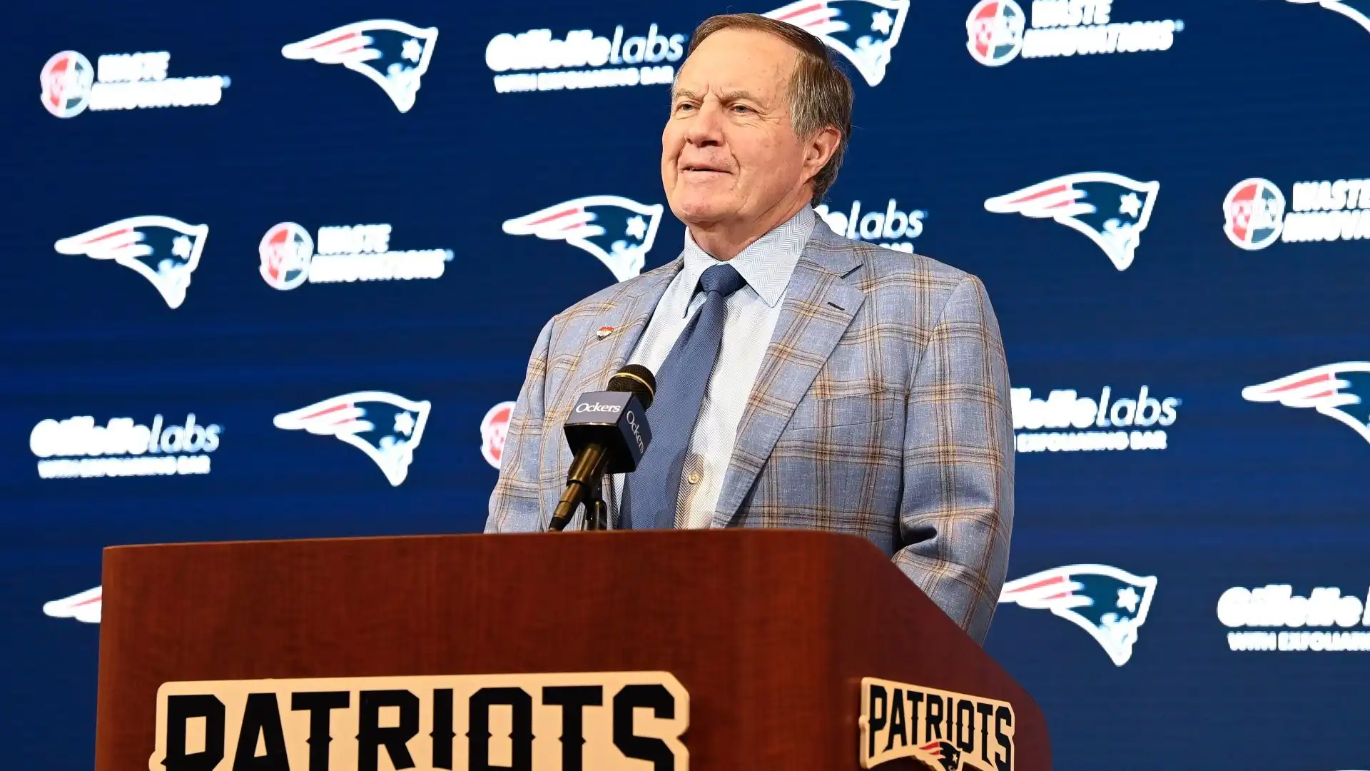 Jim Montgomery y los Bruins elogian el impacto de Bill Belichick en los Patriots