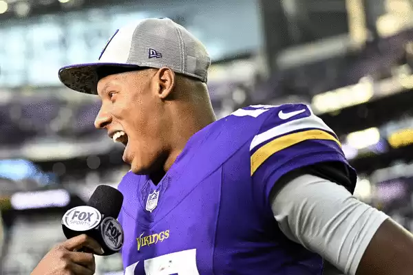 Jim Souhan: Joshua Dobbs brilla como mariscal de campo de los Vikings, jugando al fútbol americano como al ajedrez