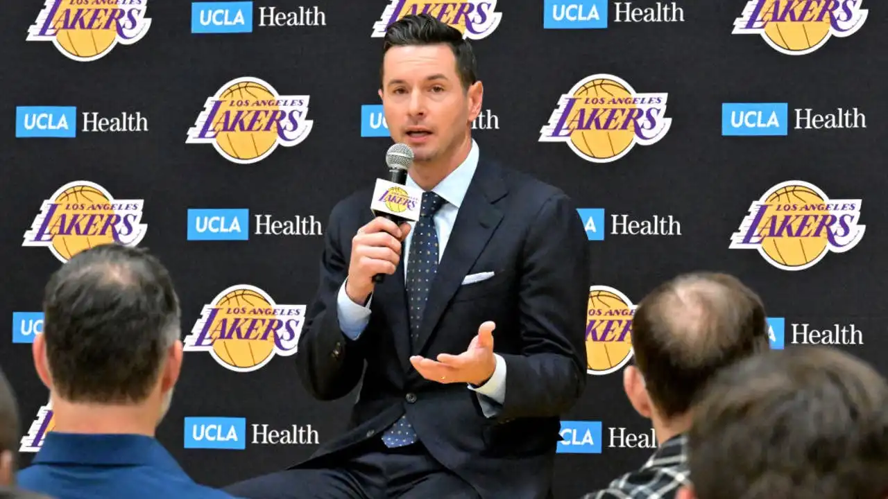 JJ Redick es presentado como nuevo entrenador de Los Angeles Lakers para el equipo de calibre de campeonato