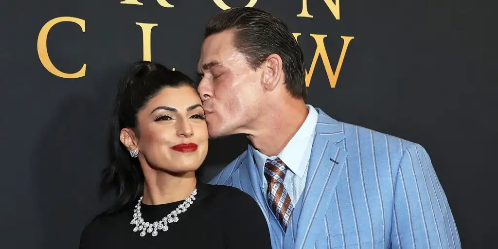 La esposa de John Cena, Shay Shariatzadeh, PDA, alfombra roja La Garra de Hierro