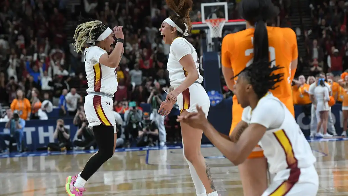 Kamilla Cardoso sobre la bocina venció al baloncesto femenino de Carolina del Sur Tennessee 74-73