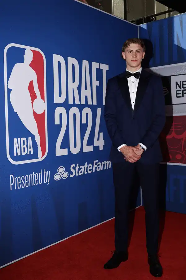 El estudiante de primer año de Kansas, Johnny Furphy, seleccionado en el draft de la NBA