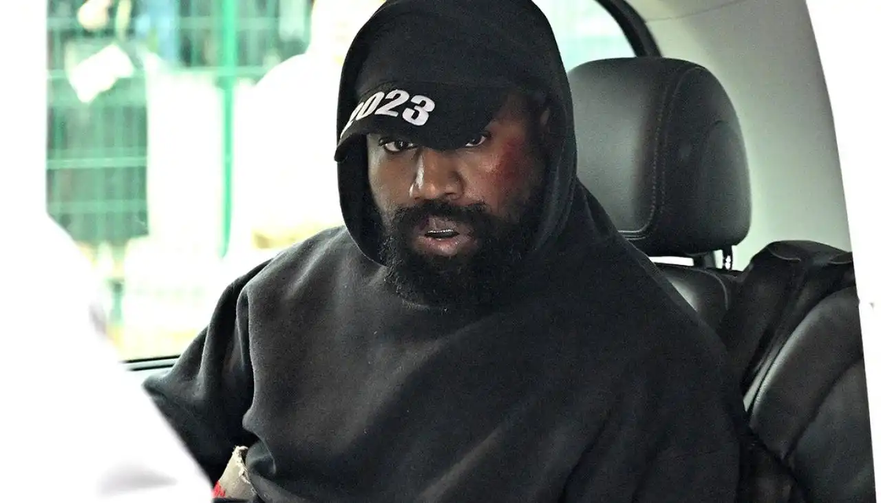 Kanye West rapea la capucha del KKK y los símbolos nazis antes del lanzamiento del álbum Newshub