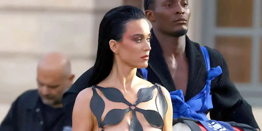 Katy Perry deslumbra con un vestido desnudo geométrico en un evento de moda en París