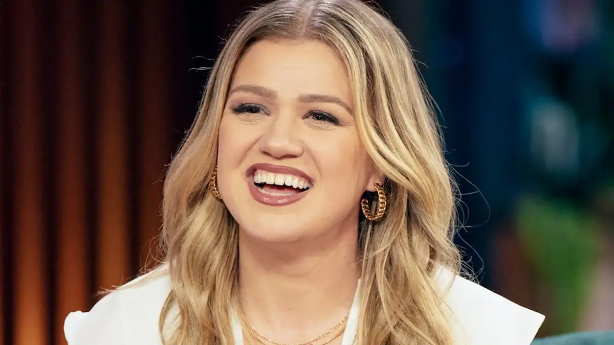 Kelly Clarkson luce un toque extravagante con un diminuto vestido de mezclilla para comenzar la semana en lo más alto