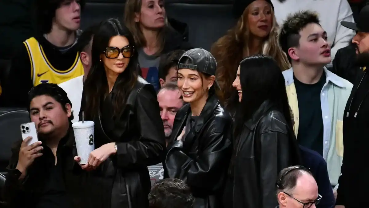 Kendall y Hailey Gabardinas de cuero Lakers Lado de la cancha de juego