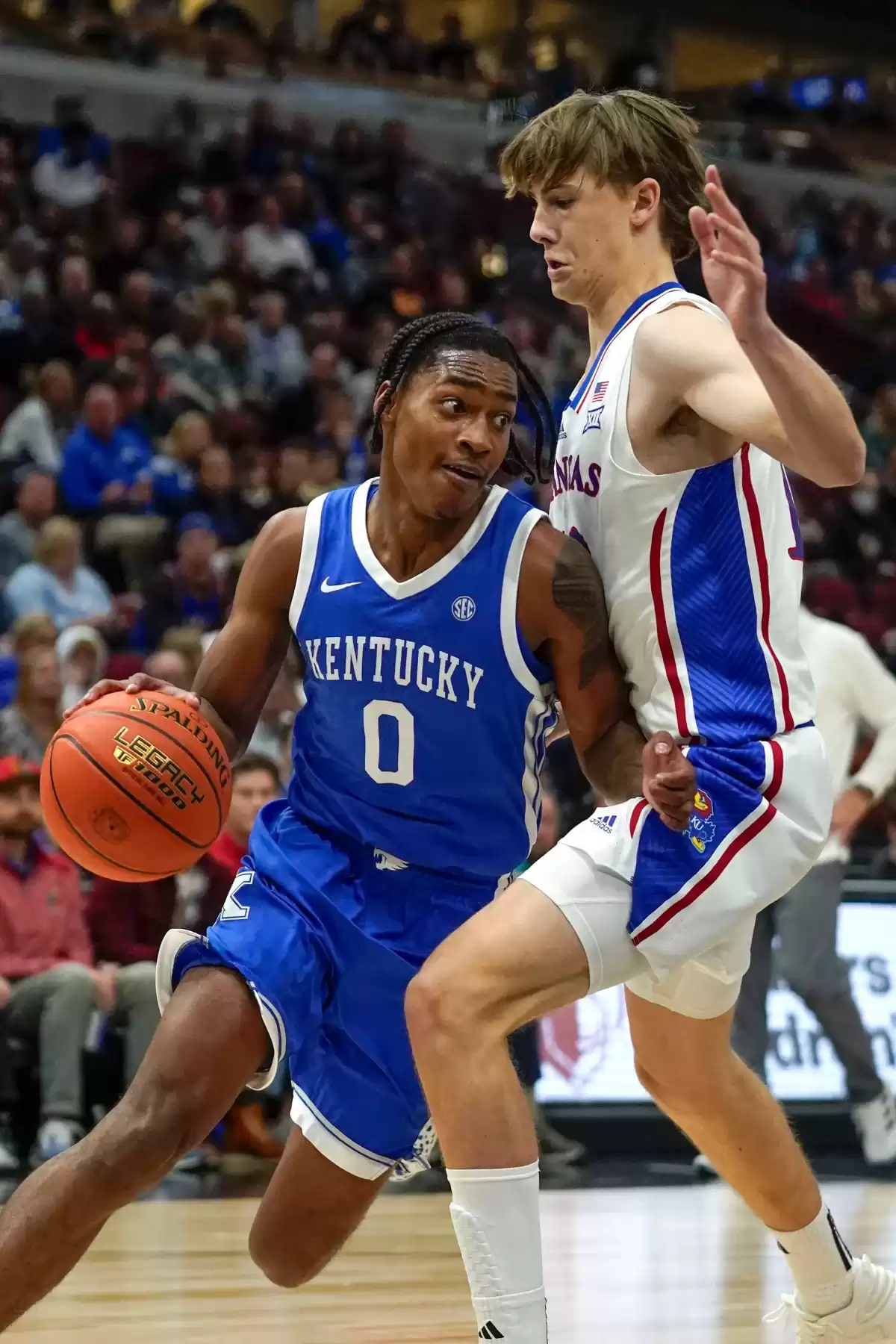 El baloncesto de Kentucky juega con aplomo, pero necesita aprender a terminar contra Kansas - Brown