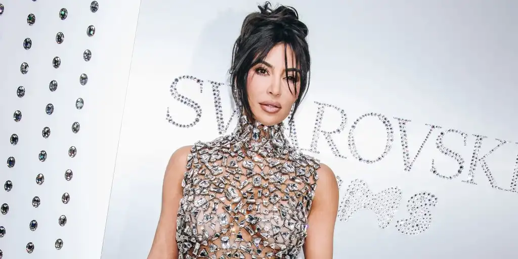 Kim Kardashian comparte videos de brotes de psoriasis y trucos para aliviar los síntomas