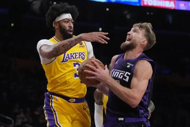 Kings Lakers anticipa su primera victoria del año contra Sacramento