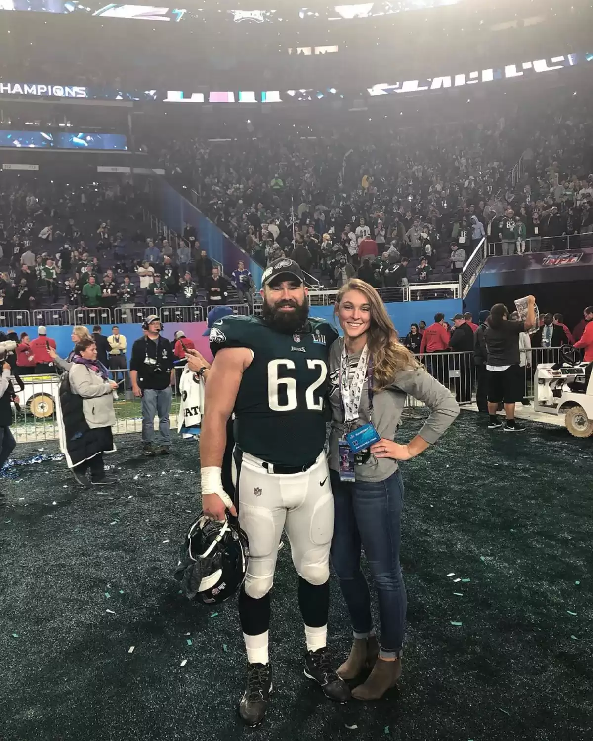 Kylie Kelce, miembros de la familia de los Chiefs Eagles sentados