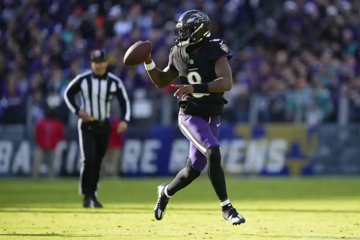 Lamar Jackson El último jugador de la temporada regular de los Ravens, Tyler Huntley, es el mariscal de campo titular