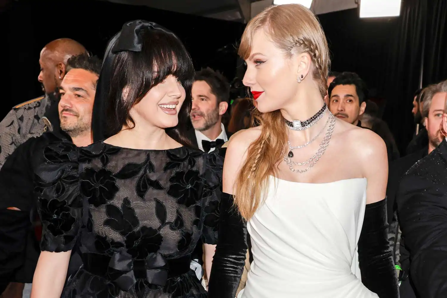 Atuendo de Lana Del Rey para los Grammy 2024: Con moños y poses con Taylor Swift