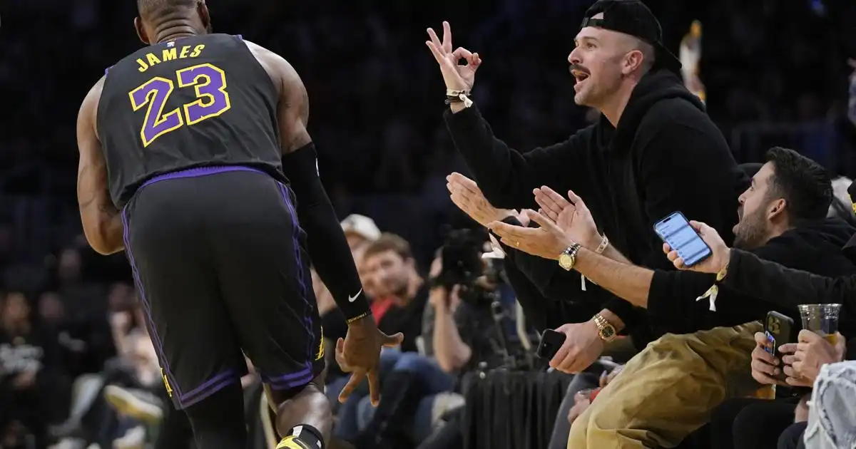 LeBron James Big 4º Cuarto Lakers Suns 106-103 Semifinales del Torneo