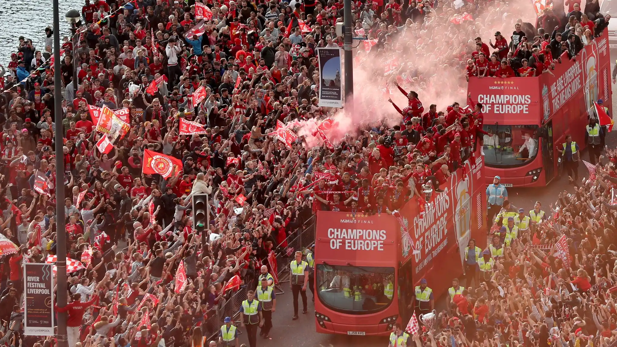 Desfile de autobuses descapotables de Liverpool Gran despedida de Klopp PilladoFuera de juego