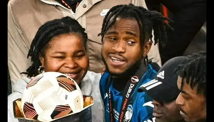 Lookman comparte el momento del trofeo de la Europa League con su familia - Businessday NG