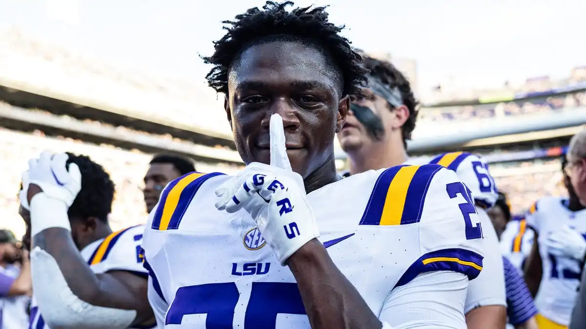 El RB de LSU, Trey Holly, arrestado y acusado de intento de asesinato