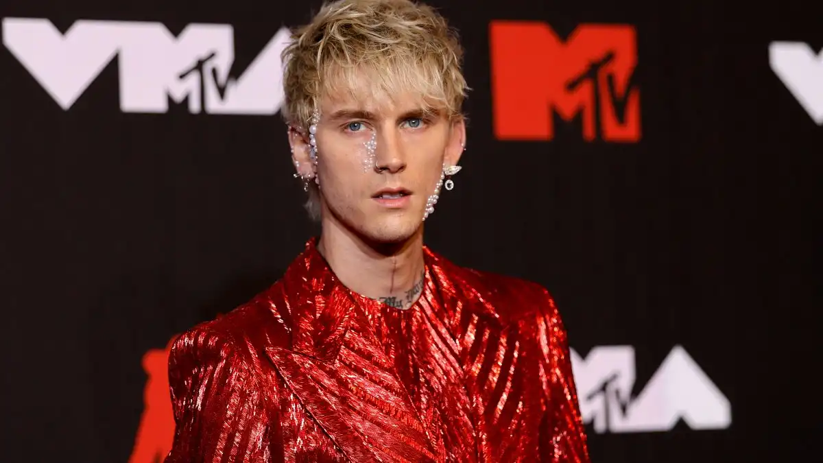 Machine Gun Kelly estrena nueva imagen cubriendo tatuajes en tinta negra