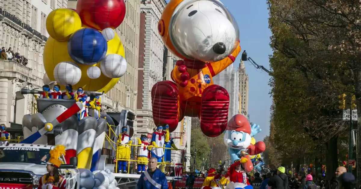 El Desfile del Día de Acción de Gracias de Macy's celebra la temporada navideña con globos, bandas y Papá Noel en Nueva York