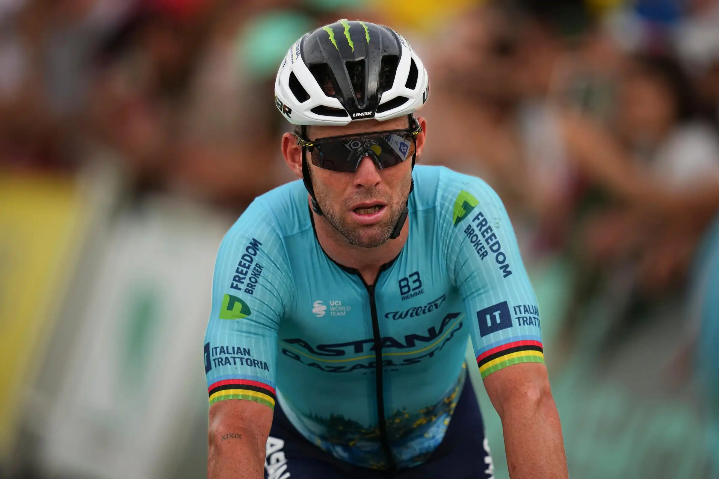 Mark Cavendish lucha contra el calor brutal primera etapa del Tour de Francia