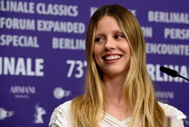 Mia Goth A24 demandó a extra por presunto despido injustificado de agresión