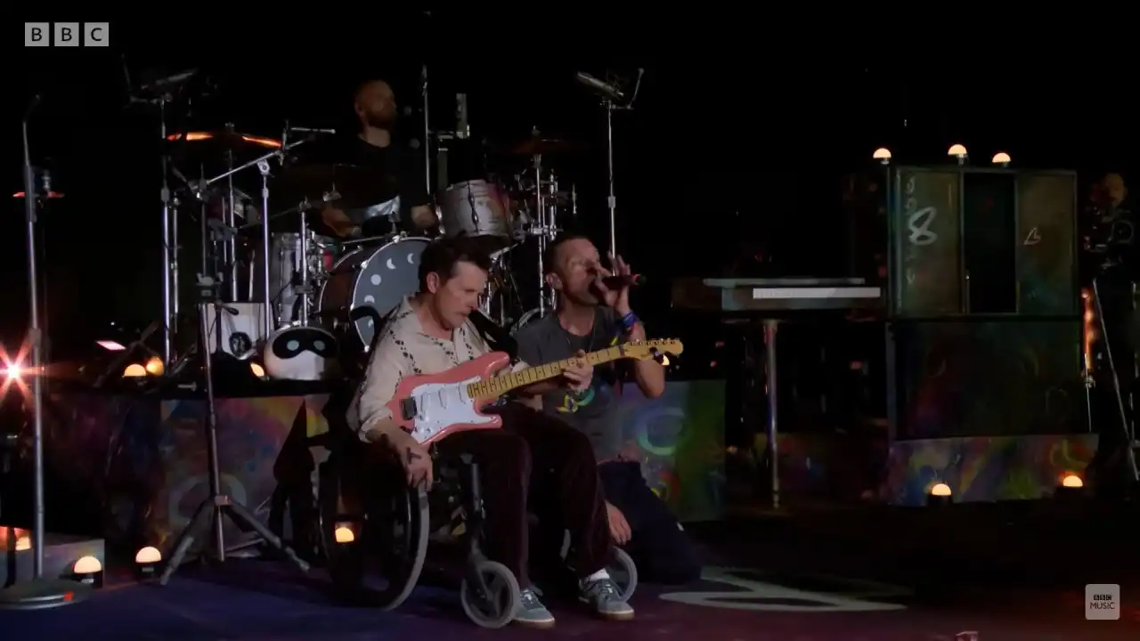 Michael J. Fox toca la guitarra durante el set de Coldplay en Glastonbury
