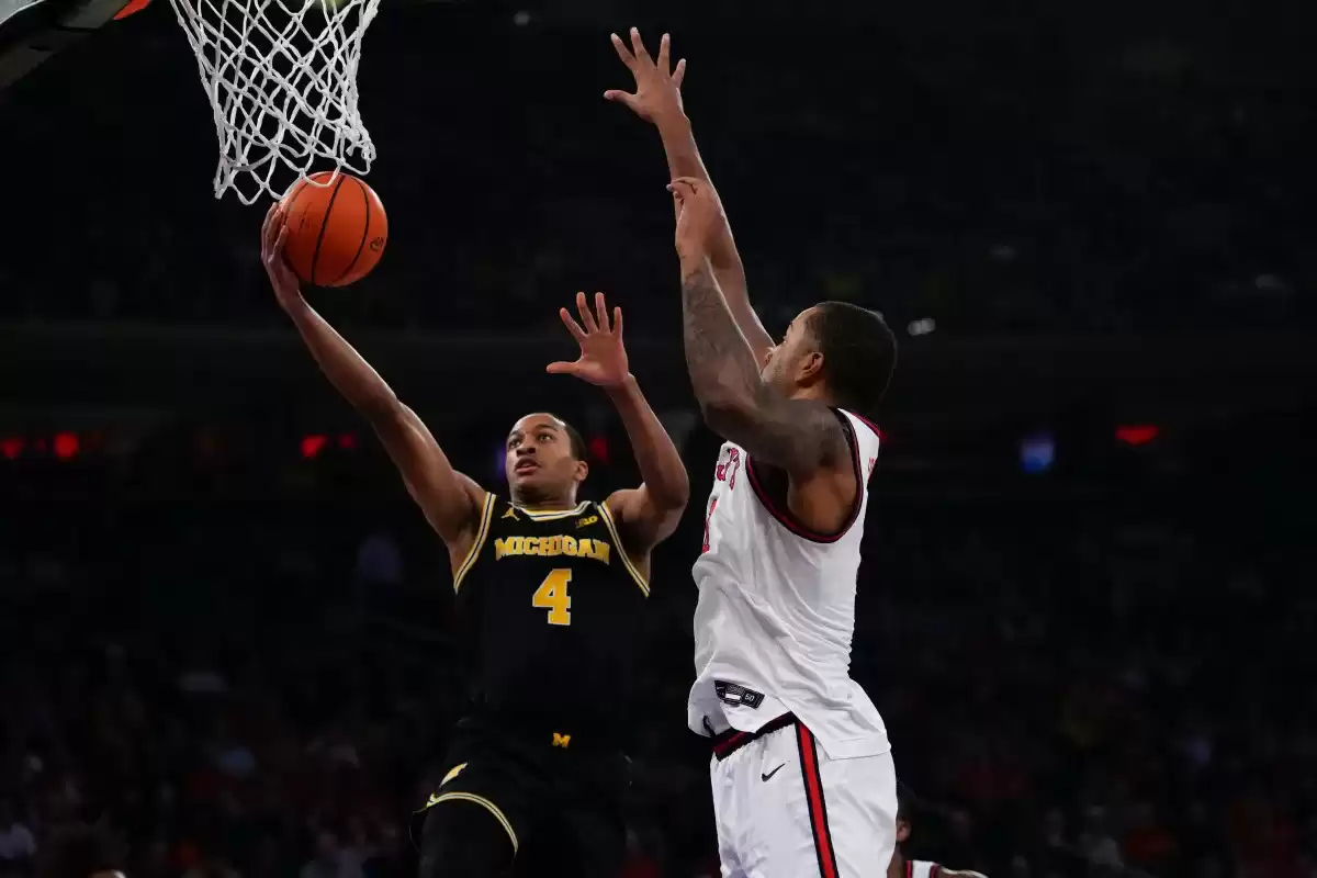 Las noches de carrera de los escoltas de baloncesto de Michigan ganan 87-73 a St. John's