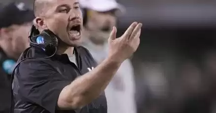 Mississippi State despide a Zach Arnett, entrenador en jefe, sucediendo al fallecido Mike Leach