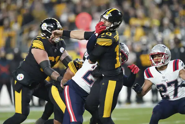 Mitch Trubisky tiene problemas en su primera apertura con los Steelers: 