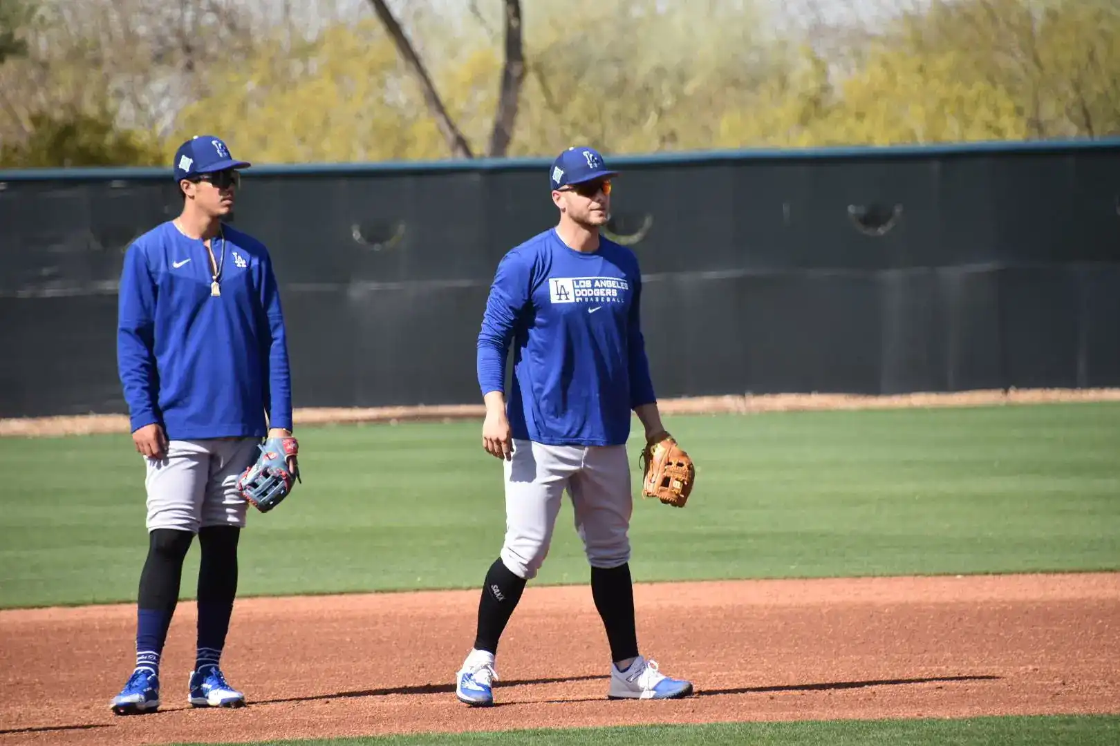 Mookie Betts jugando en la segunda base: Impacto en los principales prospectos de los Dodgers, Miguel Vargas y Michael Busch
