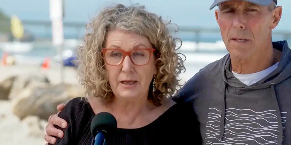 La madre de los surfistas australianos asesinados en México pronuncia un panegírico en la playa de San Diego
