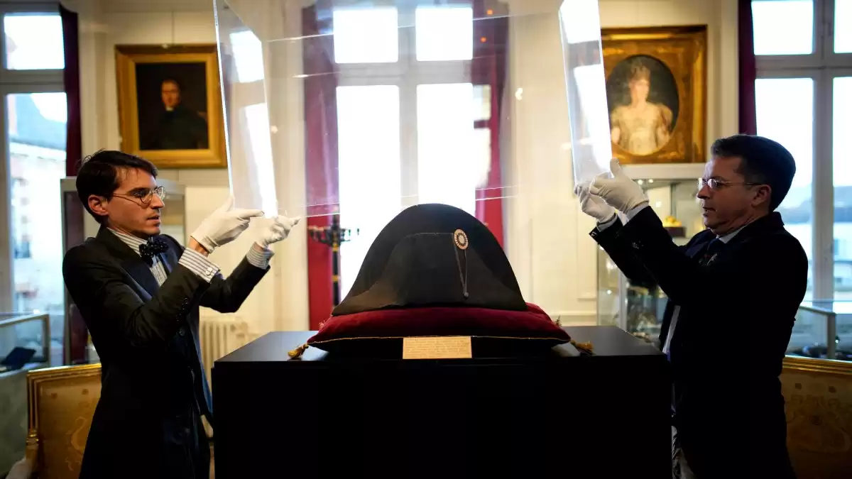 El sombrero de Napoleón se vende por 2,1 millones de dólares en una subasta francesa