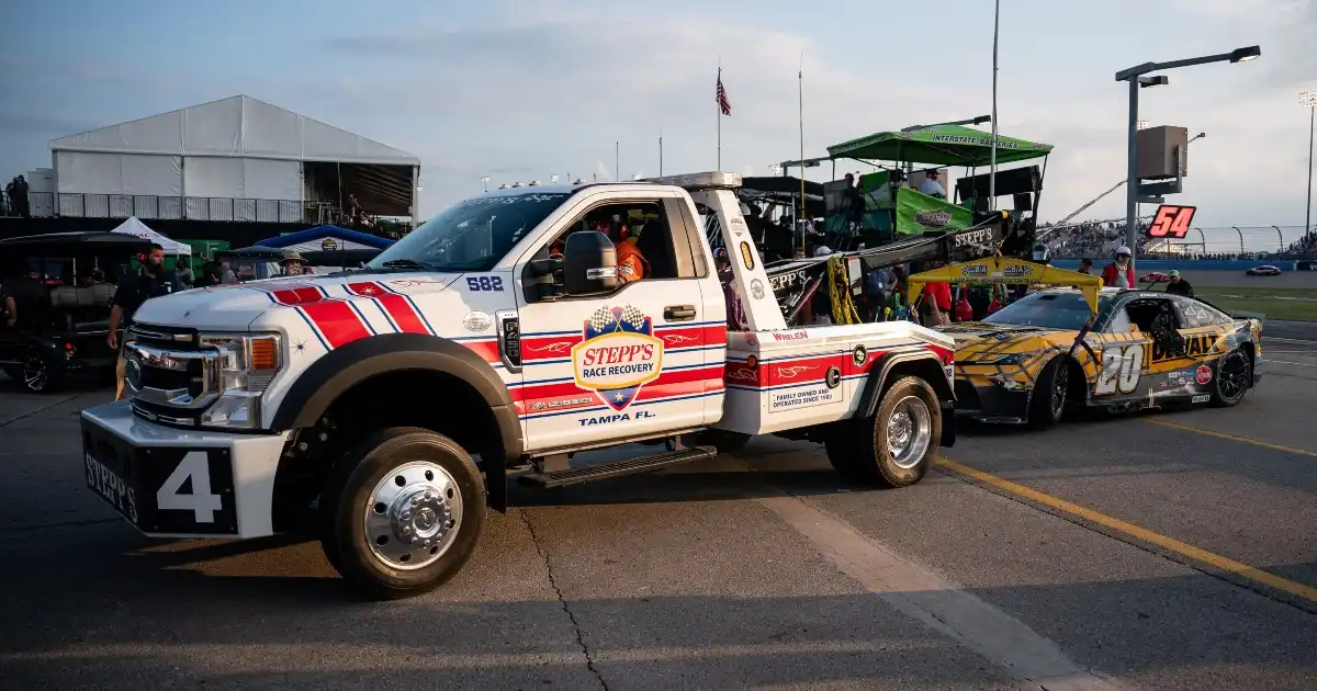 Camión de seguridad de NASCAR evita por poco colisión con un auto que pasa en Ally 400 Nashville Superspeedway