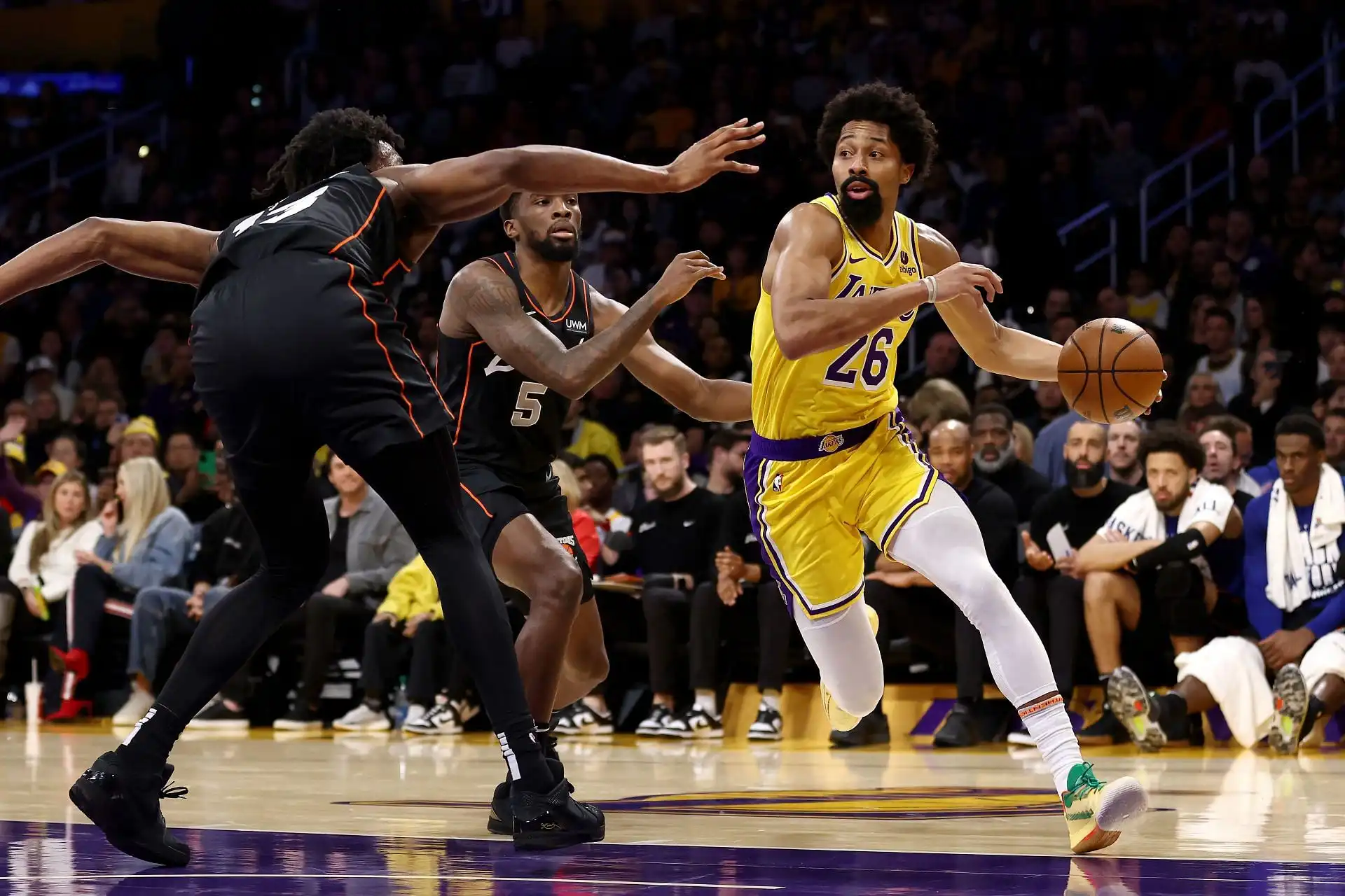 Los fanáticos de la NBA no se inmutan por la victoria dominante de los Lakers en el debut de Spencer Dinwiddie.