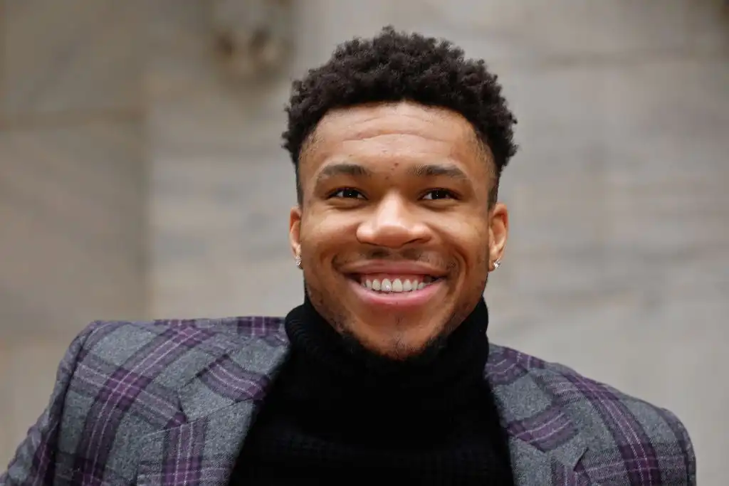 El fenómeno de la NBA Giannis Antetokounmpo se aventura en el marketing de marca con una nueva empresa, Improbable Media | Esencia