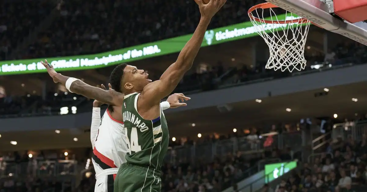 Resumen de la NBA: Damian Lillard sella la victoria de los Bucks