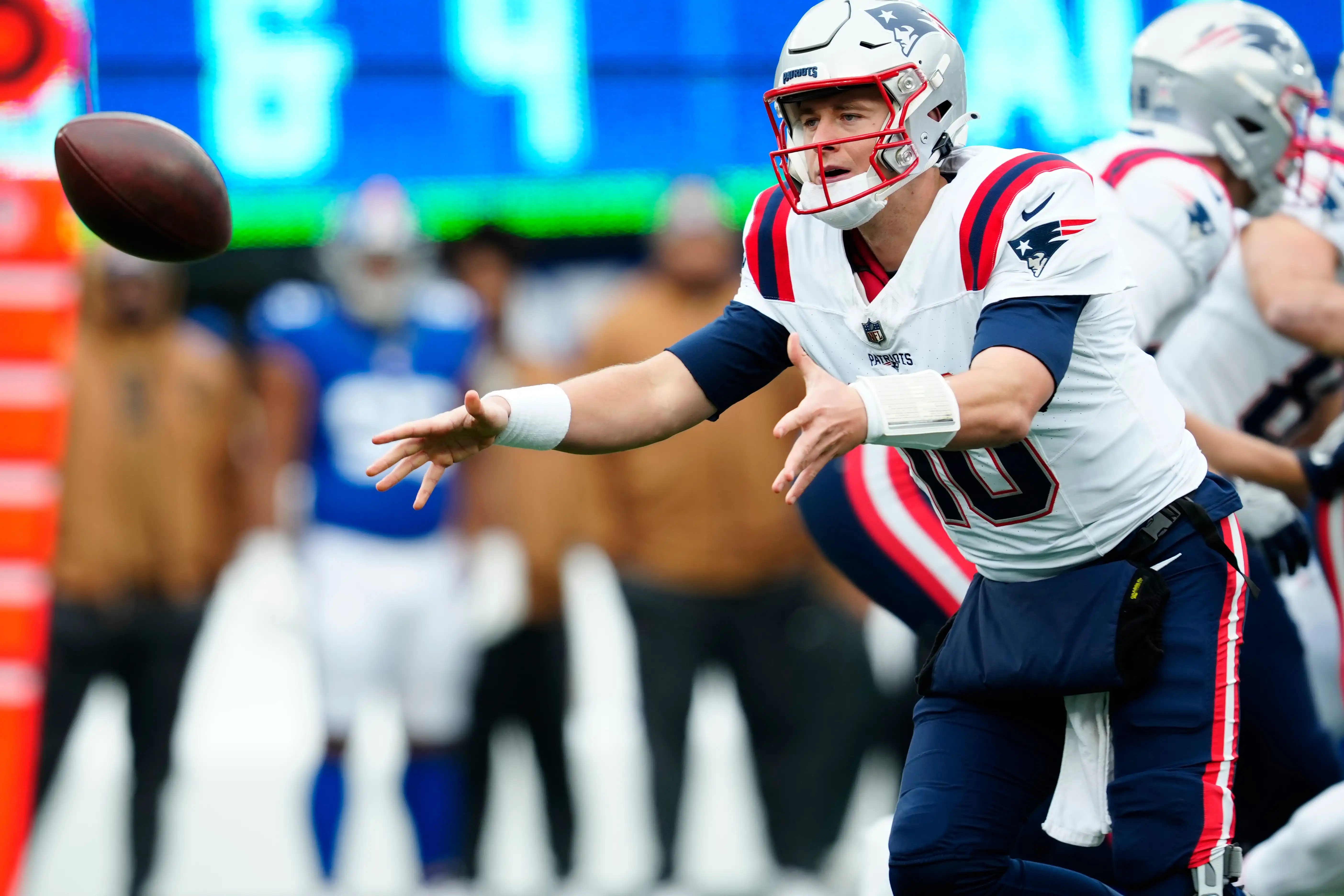 Los New England Patriots mandan a Mac Jones en medio de una temporada miserable para el mariscal de campo