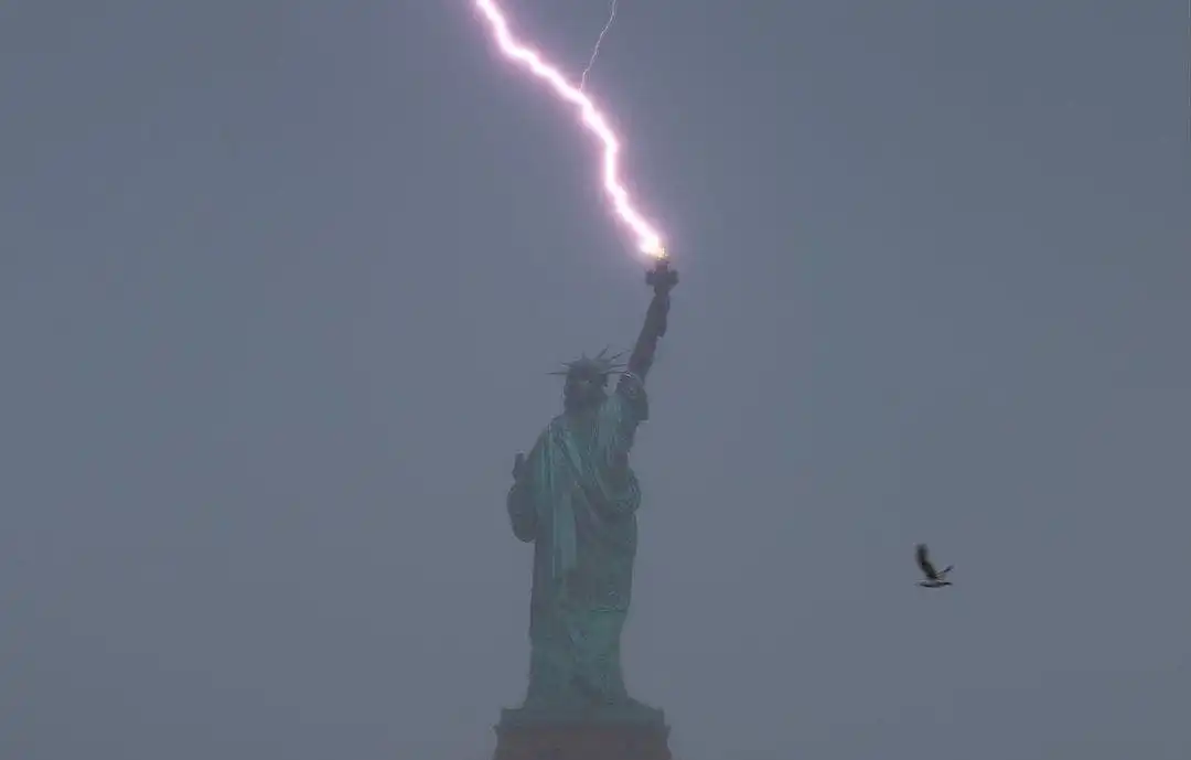 Terremoto de Nueva York Estatua de la Libertad relámpago raro eclipse signos apocalipsis Al Bawaba