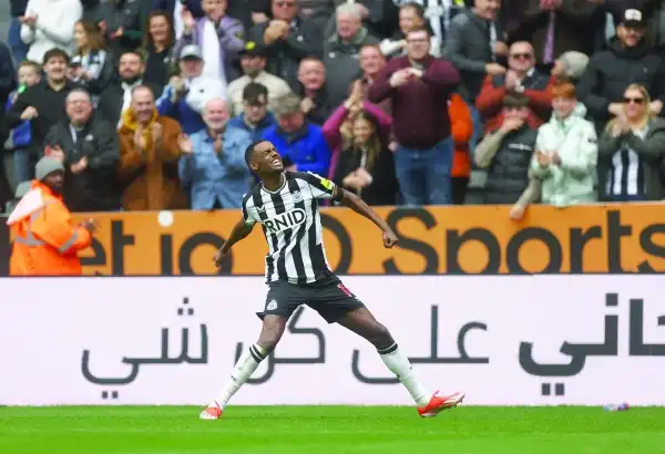 Newcastle derrota 4-0 a Tottenham para sacudir la carrera por la Liga de Campeones