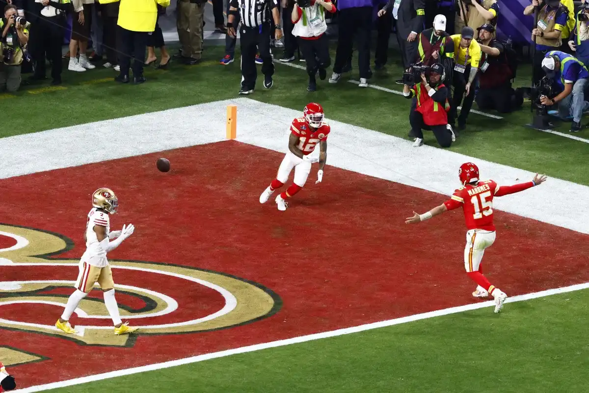 Las reglas de tiempo extra de la NFL dejaron confundido al WR de los Chiefs, Mecole Hardman, después del touchdown ganador del Super Bowl