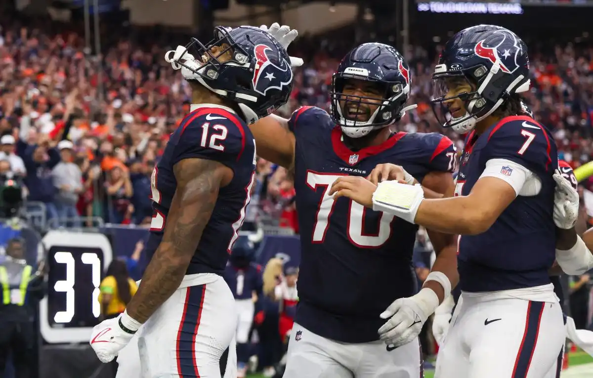 Nico Collins, receptor destacado de los Texans, estilo de voz suave