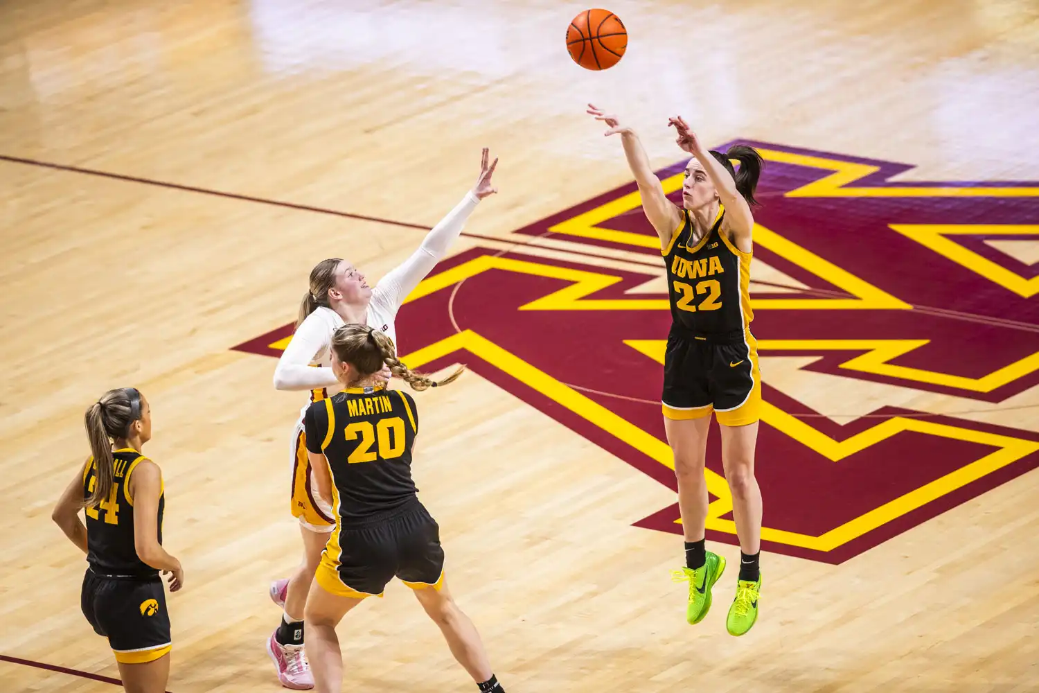 El baloncesto femenino No. 6 de Iowa domina a Minnesota con tiros profundos en una victoria aplastante