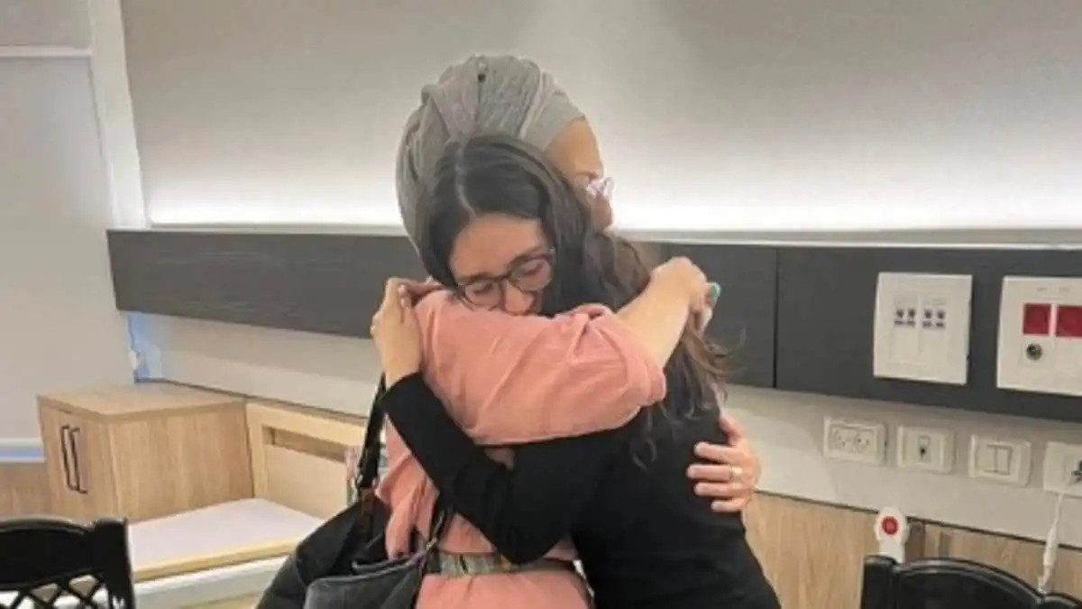 Noa Argamani abraza a la madre de su novio cautivo en un gesto conmovedor