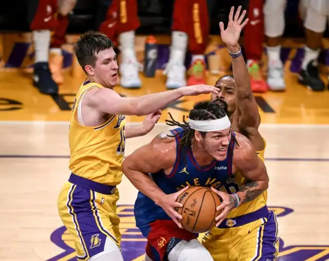 Los Nuggets se recuperan de una desventaja de dos dígitos para tomar una ventaja de 3-0 en la serie sobre los Lakers