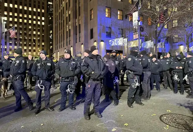 La policía de Nueva York se prepara para las protestas en la ceremonia de encendido del árbol del Rockefeller Center: ACTUALIZACIONES EN VIVO