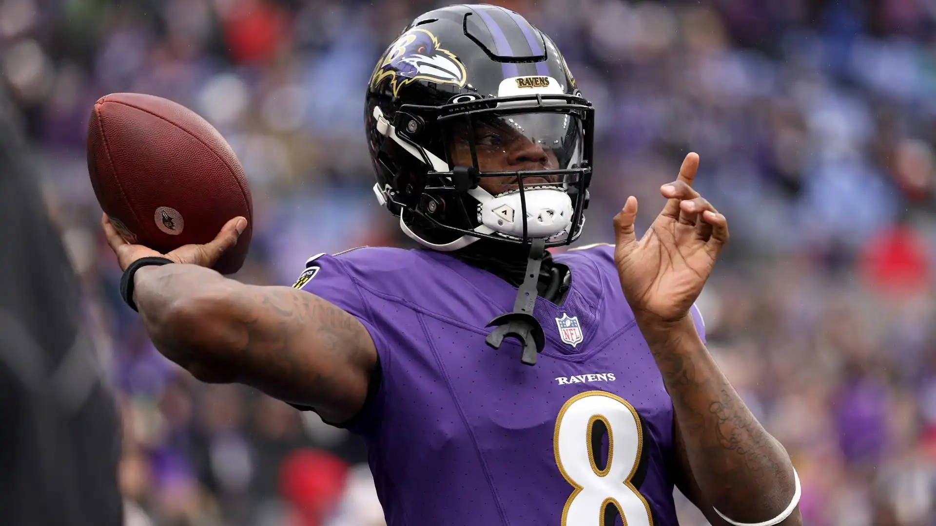 Odell Beckham Jr. consuela a Lamar Jackson y Zay Flowers tras la eliminación de los Ravens en los playoffs