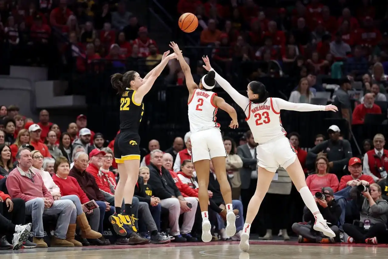 El baloncesto femenino de Ohio State sorprende al No. 2 Iowa en la prórroga, superando los 45 puntos de Caitlin Clark