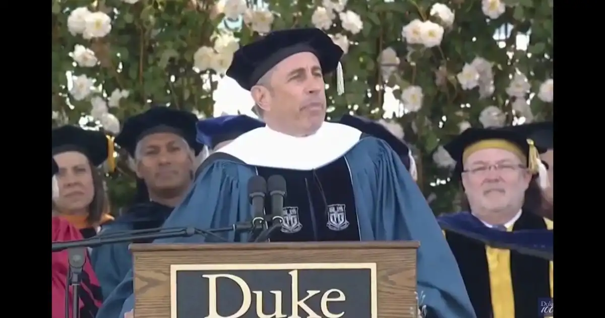 Graduados palestinos se marchan furiosos durante el discurso de graduación de Jerry Seinfeld