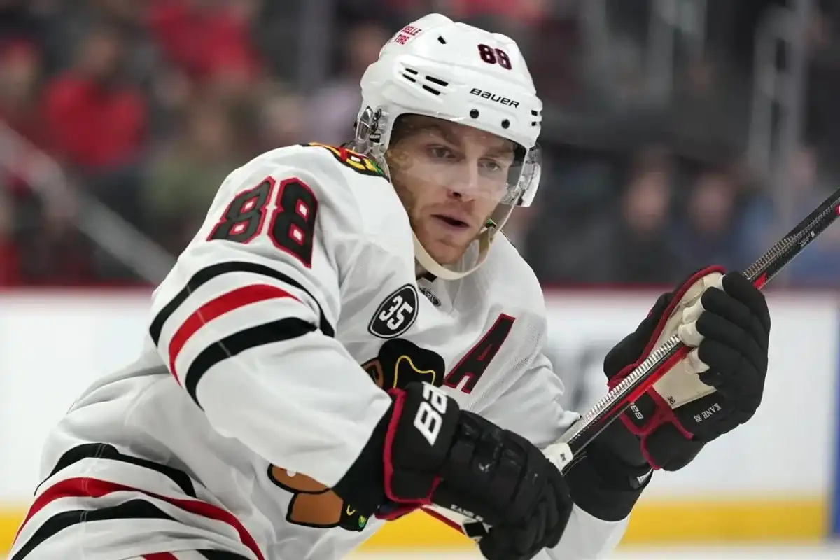 Patrick Kane firma a Detroit Red Wings, fuente de AP