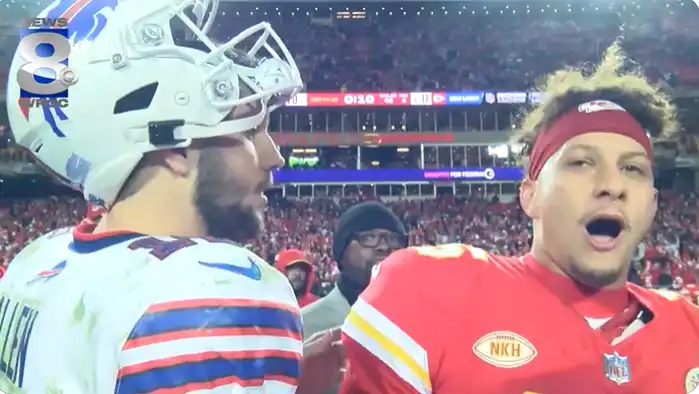 Patrick Mahomes es captado por el micrófono y despotrica explícita - El mariscal de campo de los Kansas City Chiefs es captado insultando a los árbitros durante el partido